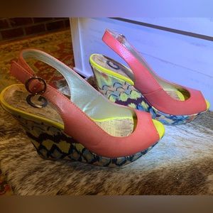 Women’s adorable coral wedge heels. Size 7.